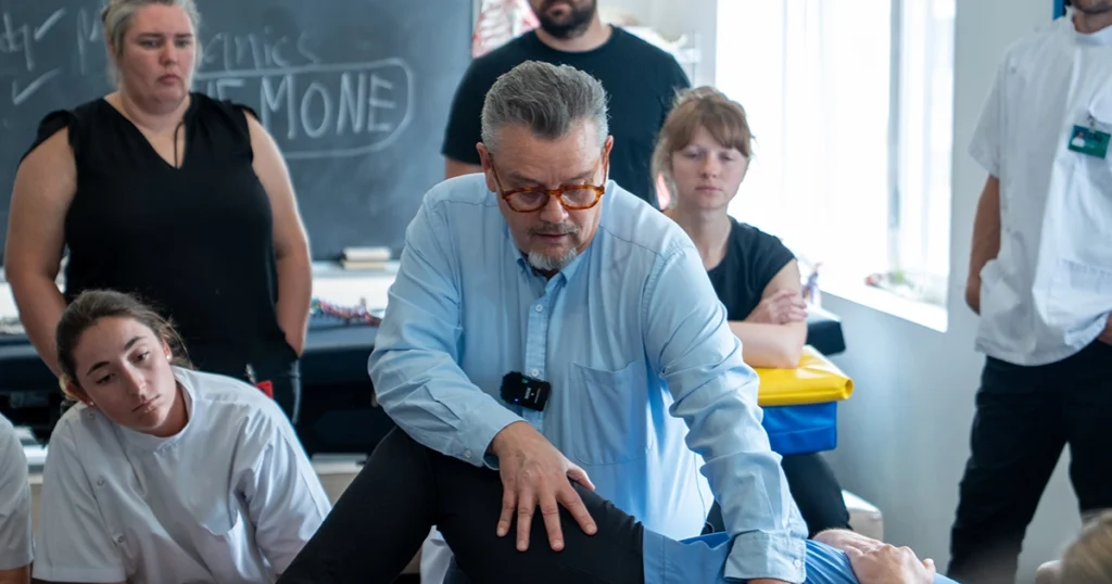 Why You Should Consider Osteopathy School Instead of Physiotherapy School?